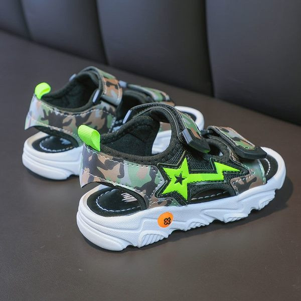 Terepszínű mintával és foltokkal ellátott gyerekszandál