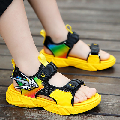 Μοντέρνα παιδικά σανδάλια με απλικέ και λουράκια βελκρό