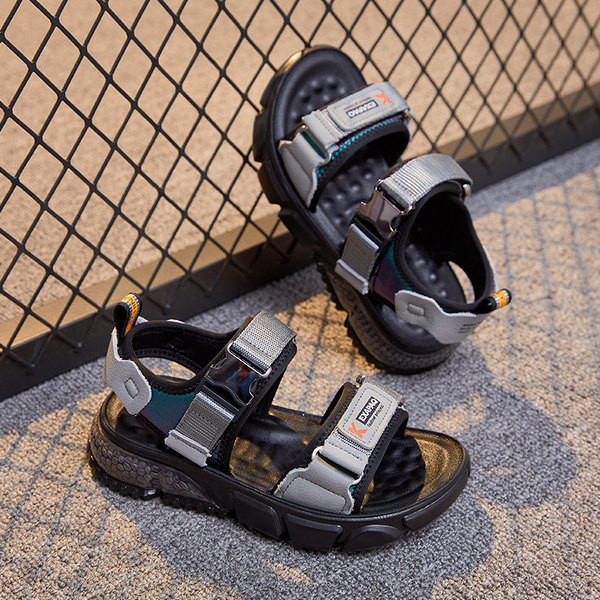 Nyári gyerekszandál műanyag csattal