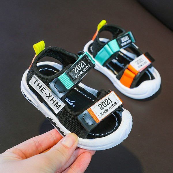 Alkalmi szandál feliratokkal és matricákkal fiúknak