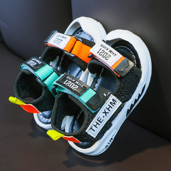 Alkalmi szandál feliratokkal és matricákkal fiúknak