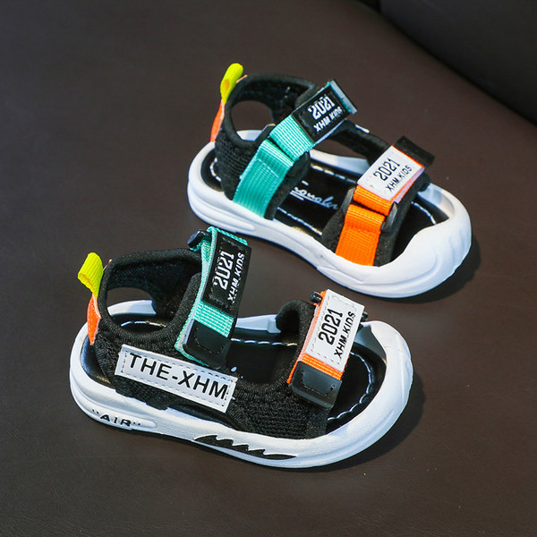 Alkalmi szandál feliratokkal és matricákkal fiúknak