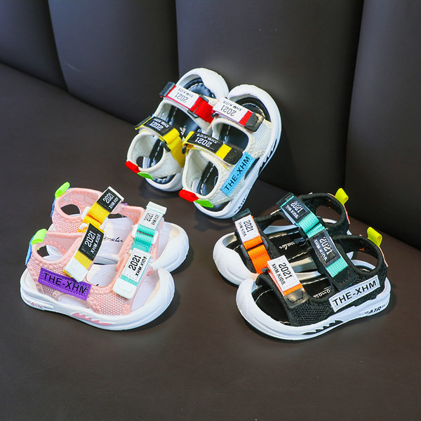 Alkalmi szandál feliratokkal és matricákkal fiúknak