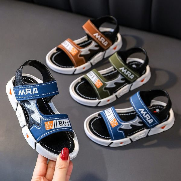 Lapos talpú és foltokkal ellátott gyerekszandál