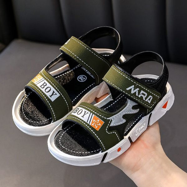 Lapos talpú és foltokkal ellátott gyerekszandál