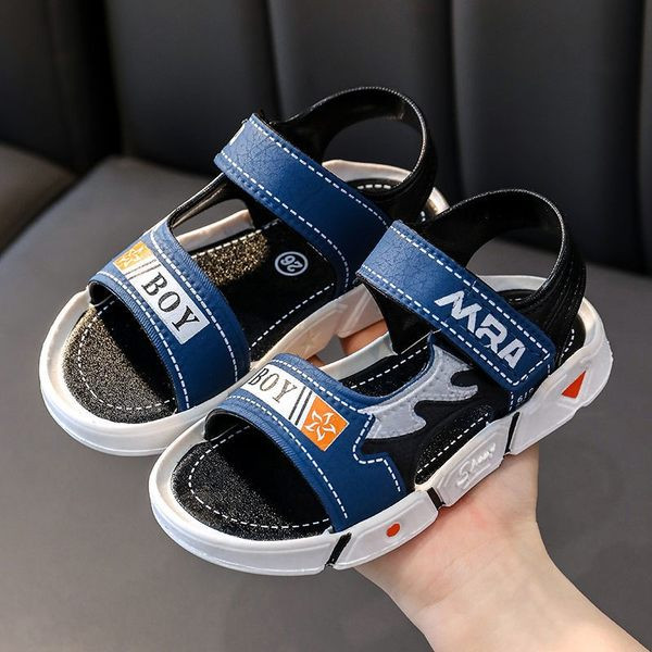 Lapos talpú és foltokkal ellátott gyerekszandál