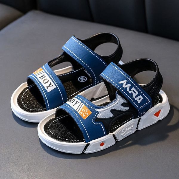 Lapos talpú és foltokkal ellátott gyerekszandál