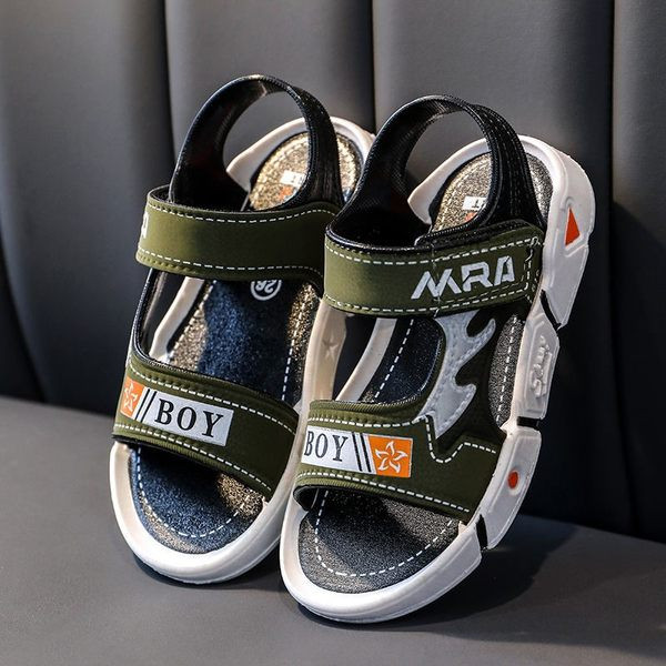 Lapos talpú és foltokkal ellátott gyerekszandál