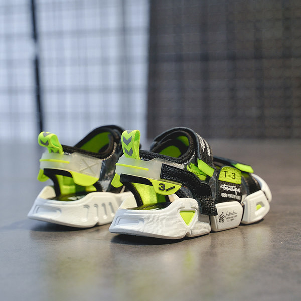 Nyári szandál durva talpú fiúnak