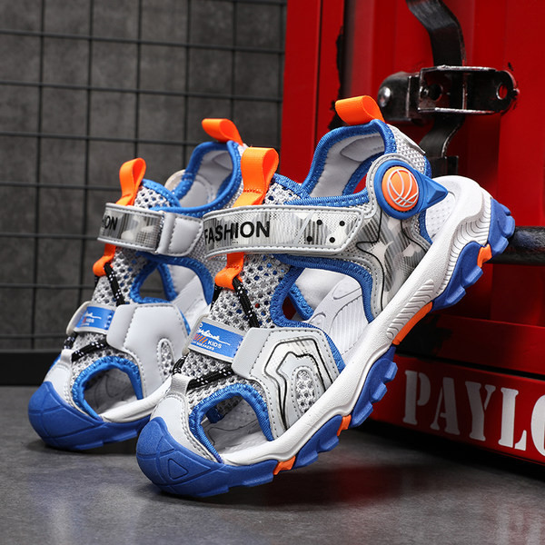 Fiúknak megfelelő gyerekszandál matricákkal