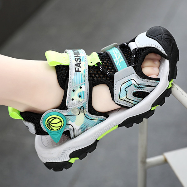 Fiúknak megfelelő gyerekszandál matricákkal