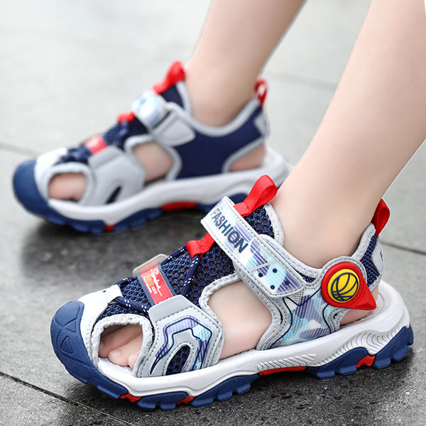 Fiúknak megfelelő gyerekszandál matricákkal