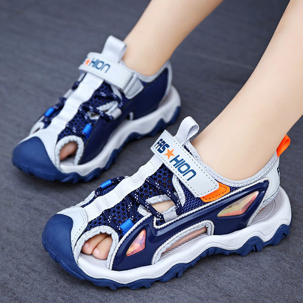 Több színben matricával és felirattal ellátott gyerekszandál