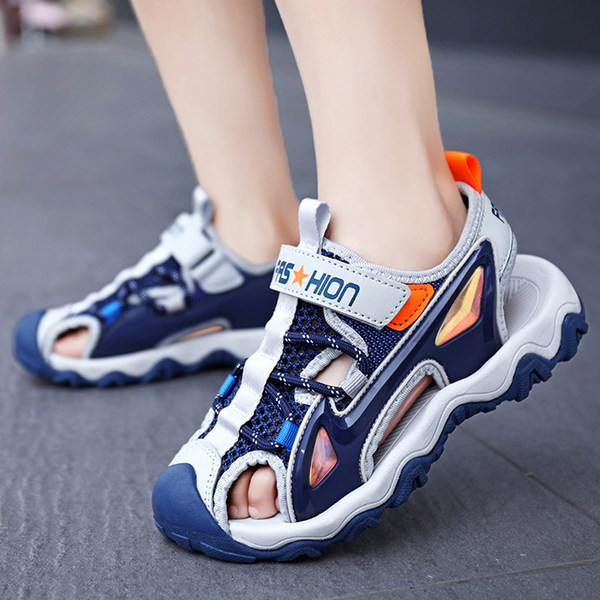 Több színben matricával és felirattal ellátott gyerekszandál