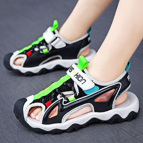 Több színben matricával és felirattal ellátott gyerekszandál