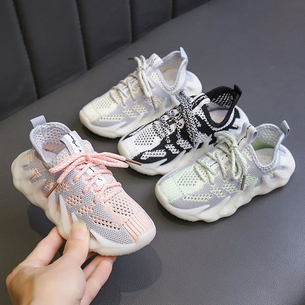 Textilből készült, lapos talpú gyerekcipő lányoknak és fiúknak