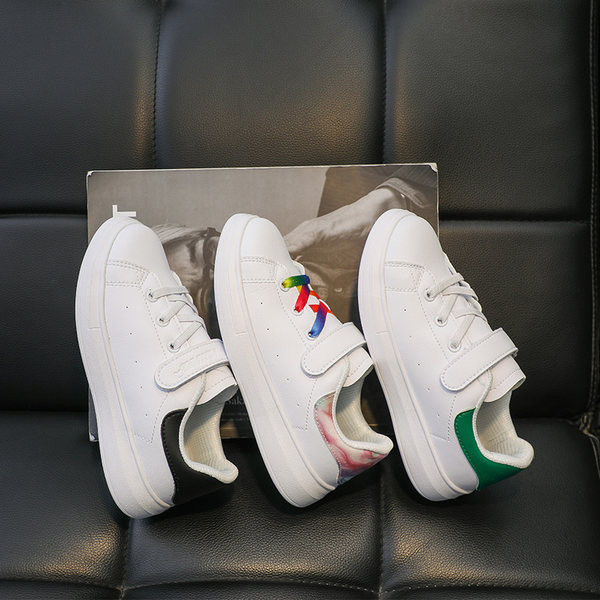 Műbőrből készült, lapos talpú gyerekcipő új modellje lányoknak