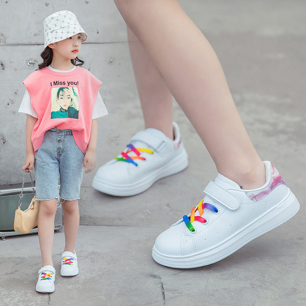 Műbőrből készült, lapos talpú gyerekcipő új modellje lányoknak