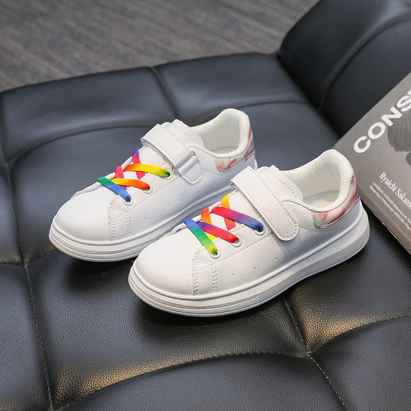 Műbőrből készült, lapos talpú gyerekcipő új modellje lányoknak