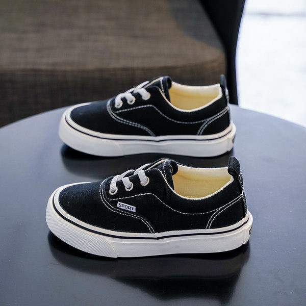 Alkalmi gyerekcipő fűzővel és lapos talppal