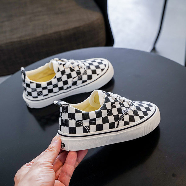 Alkalmi gyerekcipő fűzővel és lapos talppal