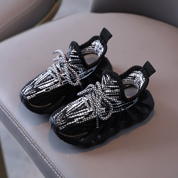 Lapos talpú, textilből készült gyerekcipő