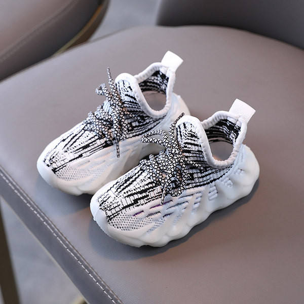 Lapos talpú, textilből készült gyerekcipő