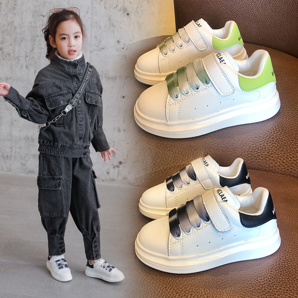 Eco-bőr tornacipők új modellje fűzővel és matricákkal