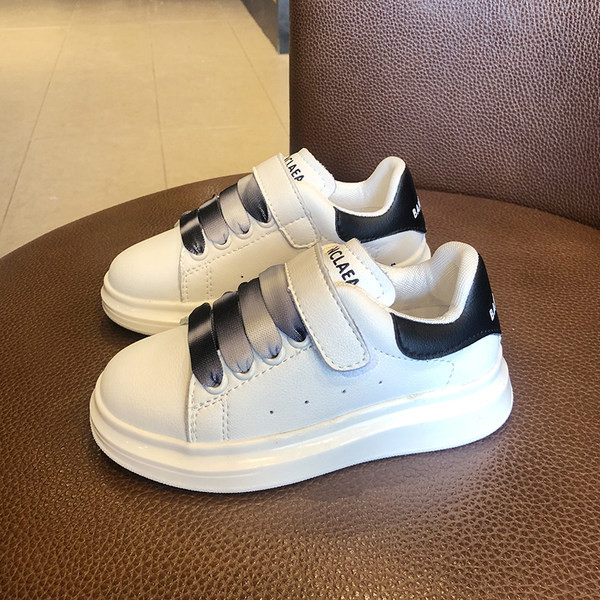 Eco-bőr tornacipők új modellje fűzővel és matricákkal