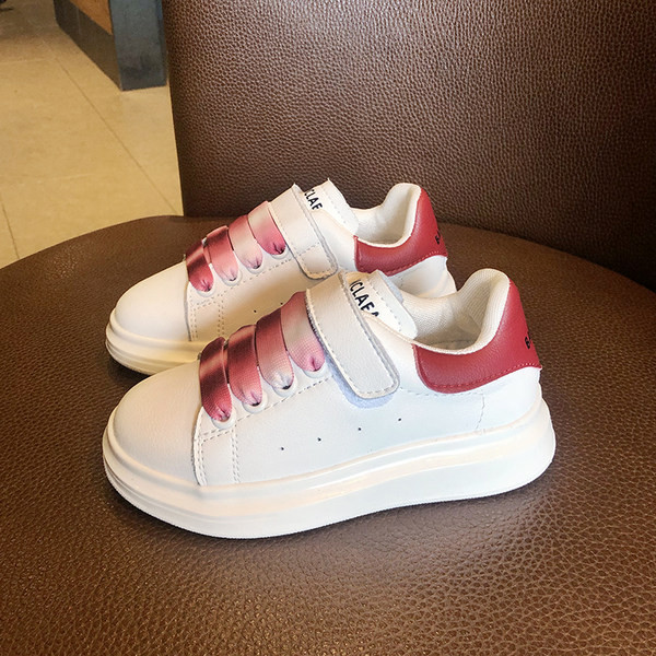 Eco-bőr tornacipők új modellje fűzővel és matricákkal