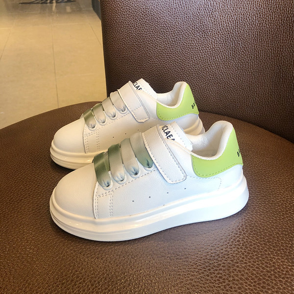 Eco-bőr tornacipők új modellje fűzővel és matricákkal