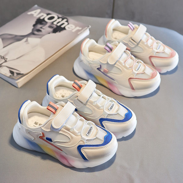 Gyermek tornacipő matricákkal és színes talppal