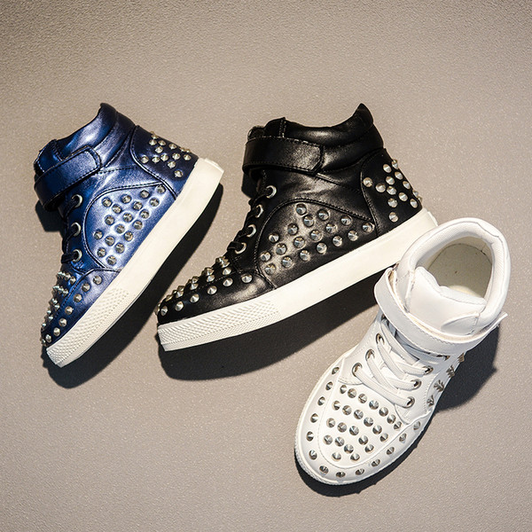 Öko bőrből készült gyerekcipő fém szegecsekkel