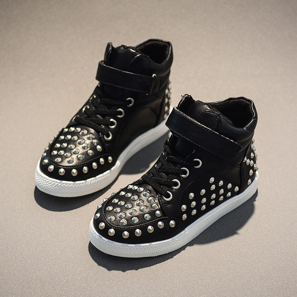 Öko bőrből készült gyerekcipő fém szegecsekkel