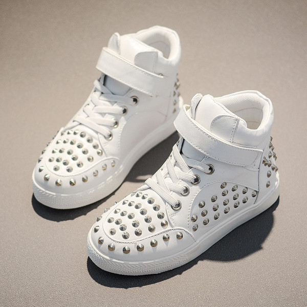 Öko bőrből készült gyerekcipő fém szegecsekkel