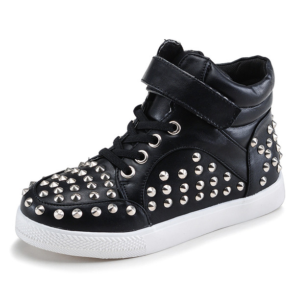 Öko bőrből készült gyerekcipő fém szegecsekkel