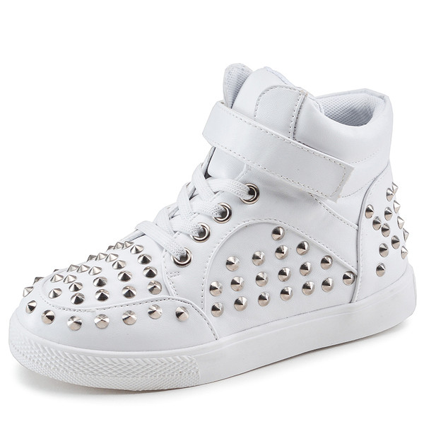 Öko bőrből készült gyerekcipő fém szegecsekkel