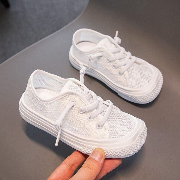 Lapos talpú csipkés gyerekcipő