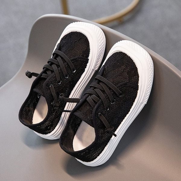 Lapos talpú csipkés gyerekcipő