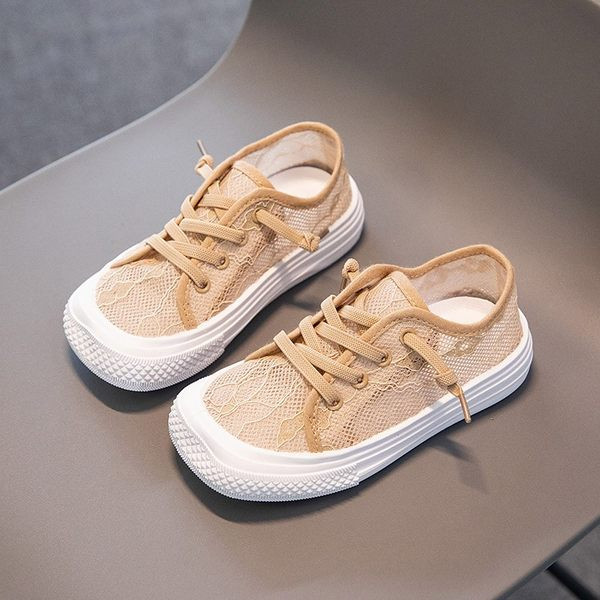 Lapos talpú csipkés gyerekcipő