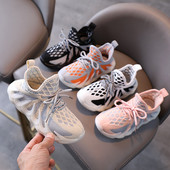 Textilből készült gyerekcipő fűzővel és szilikon talppal