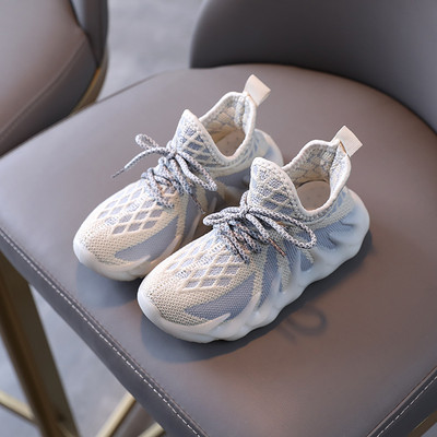 Textilből készült gyerekcipő fűzővel és szilikon talppal