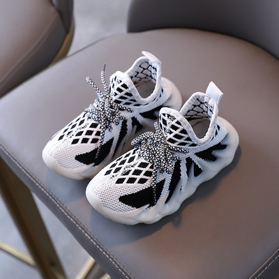 Textilből készült gyerekcipő fűzővel és szilikon talppal