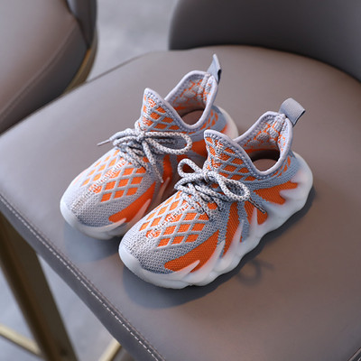 Textilből készült gyerekcipő fűzővel és szilikon talppal