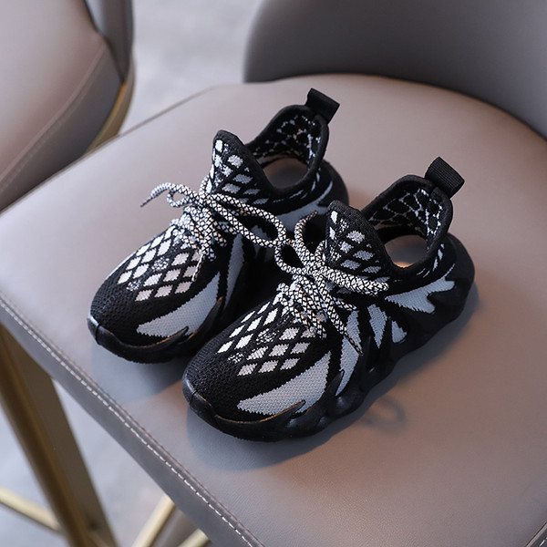 Textilből készült gyerekcipő fűzővel és szilikon talppal