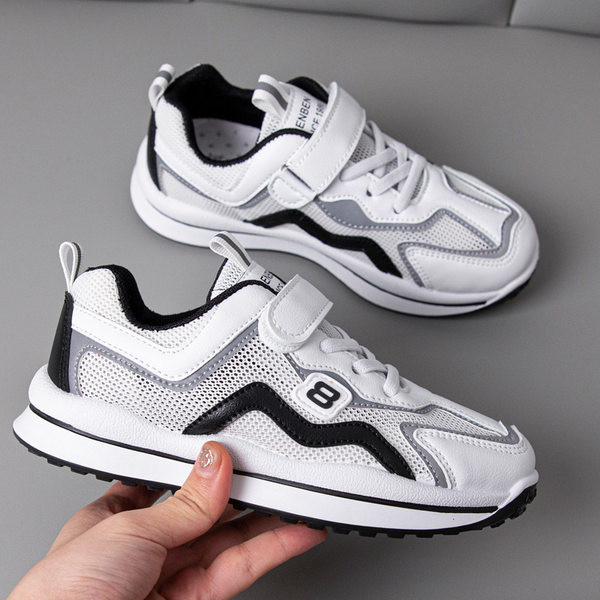 Gyermek tornacipő matricákkal és lapos talppal, három színben