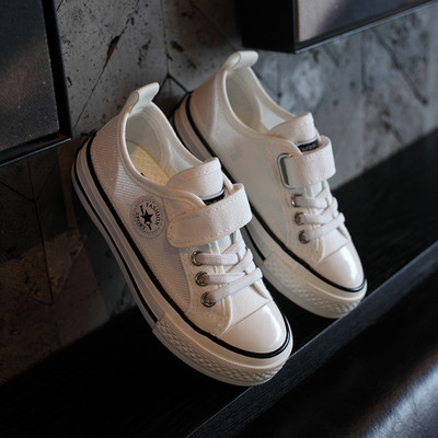 Gyermek tornacipő matricákkal és lapos talppal, négy színben