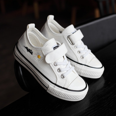 Gyermek tornacipő matricákkal és lapos talppal, négy színben