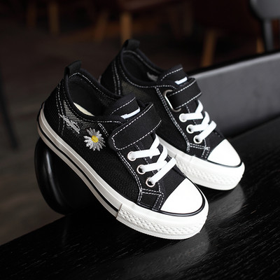 Gyermek tornacipő matricákkal és lapos talppal, négy színben