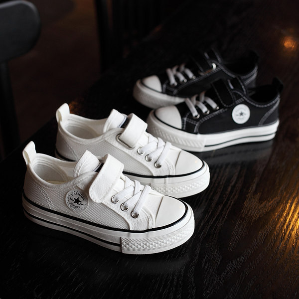 Gyermek tornacipő matricákkal és lapos talppal, négy színben